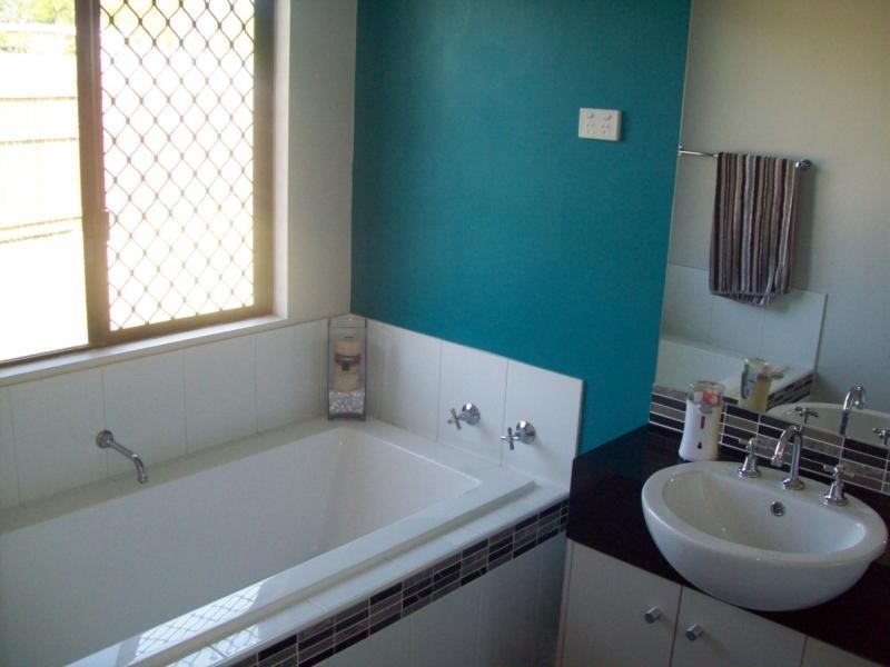 15 Hollanders Crescent, Kelso QLD 4815