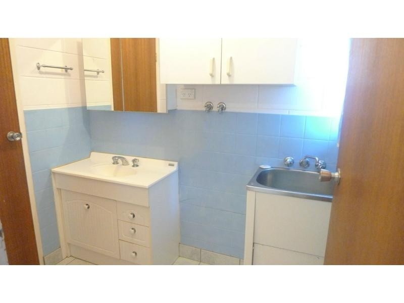 2/11 Hughes Street, Hermit Park QLD 4812