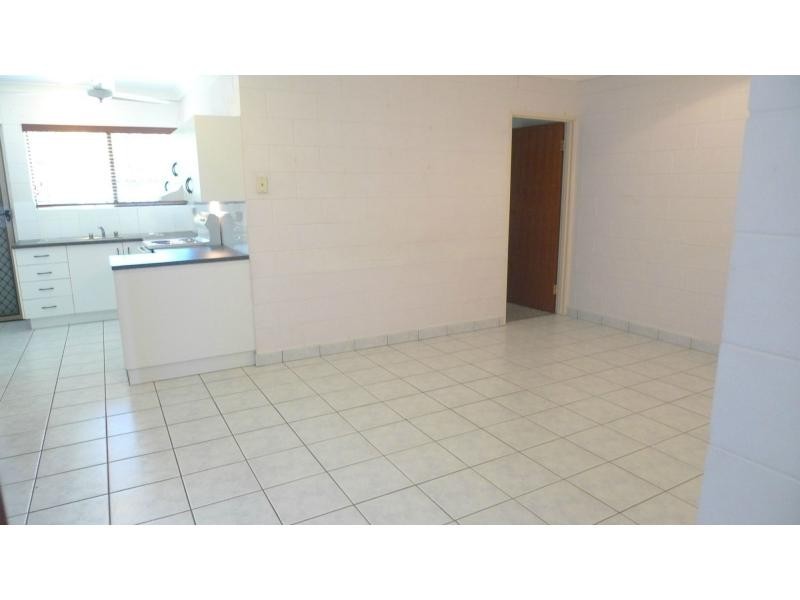 2/11 Hughes Street, Hermit Park QLD 4812