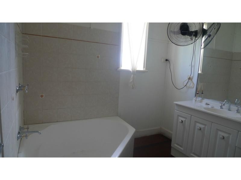 6 Halloran Street, Hermit Park QLD 4812