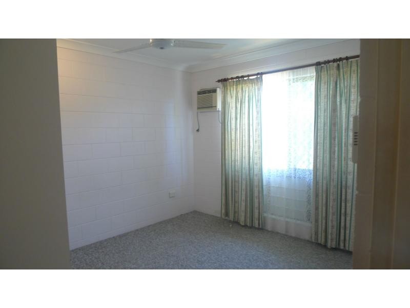 2/11 Hughes Street, Hermit Park QLD 4812
