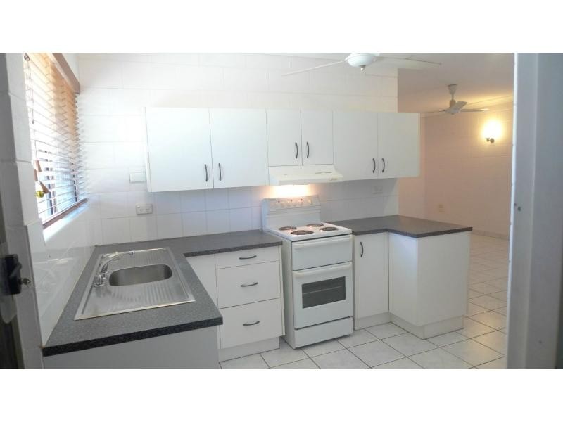 2/11 Hughes Street, Hermit Park QLD 4812