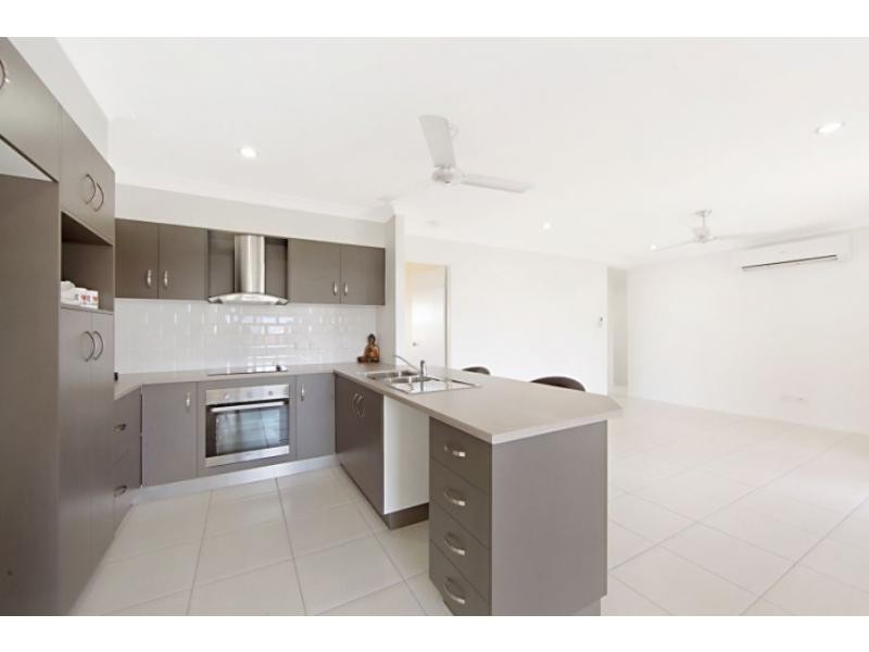 28 Clarendon Street, Hyde Park QLD 4812