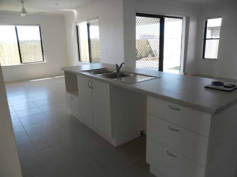 60 Shoalmarra Drive, Mount Low QLD 4818