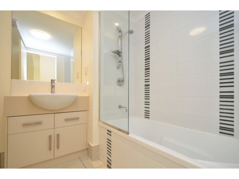 9/6 Henry Street, West End QLD 4810