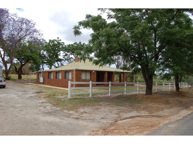 121 Victoria Road, Wattle Grove WA 6107