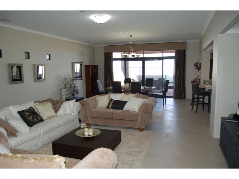 2 Emerald Pass, Meadow Springs WA 6210