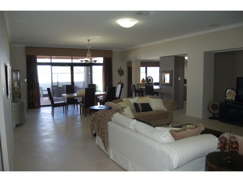 2 Emerald Pass, Meadow Springs WA 6210