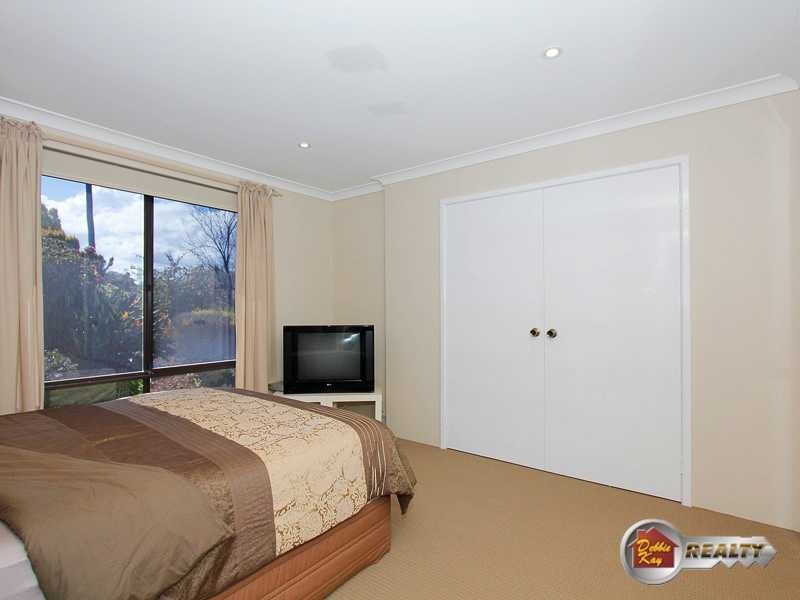 4 Gipsy Court, Beldon WA 6027