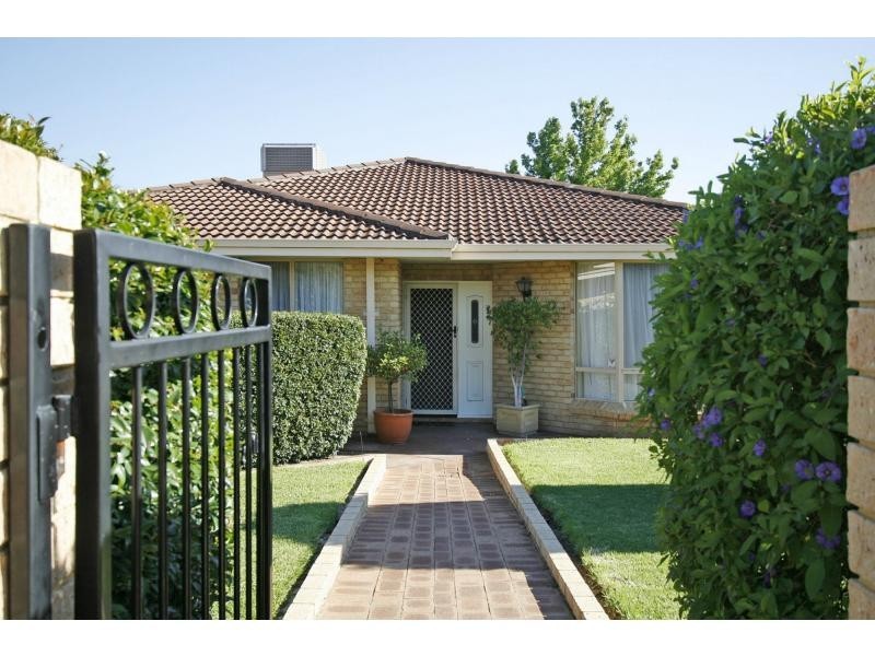 8 Ackmar Way, Swan View WA 6056