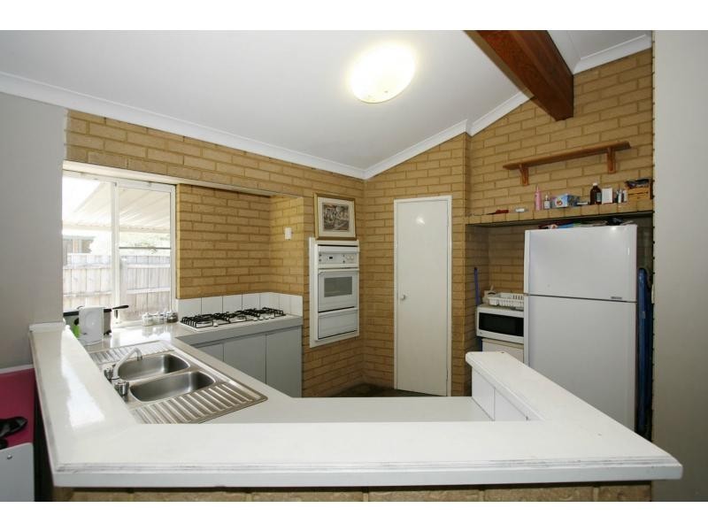 16 Burton Retreat, Stratton WA 6056