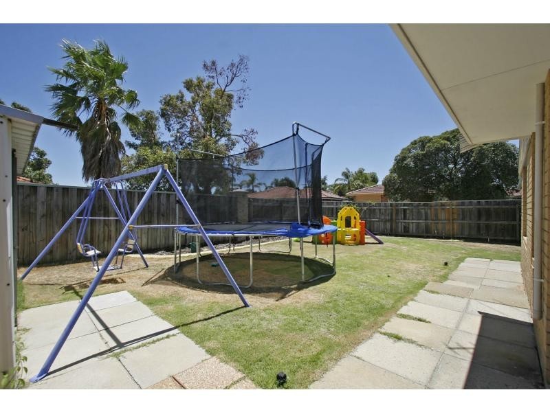 16 Burton Retreat, Stratton WA 6056