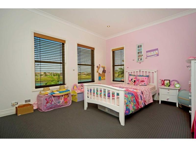 1663 Riverdale Drive, Hope Island QLD 4212