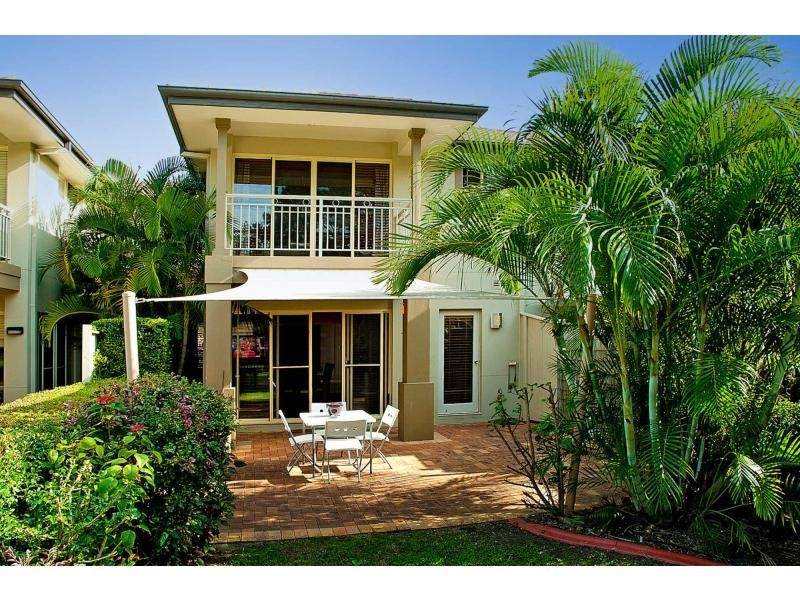 8102 Magnolia Drive, Hope Island QLD 4212