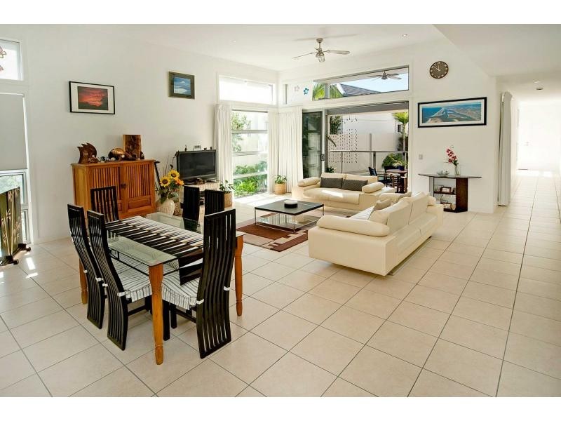 2819 Gracemere Drive, Hope Island QLD 4212