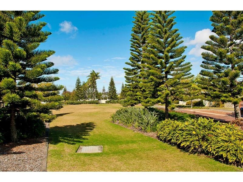 2819 Gracemere Drive, Hope Island QLD 4212