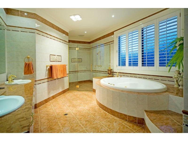 3113 Riverleigh Drive, Hope Island QLD 4212