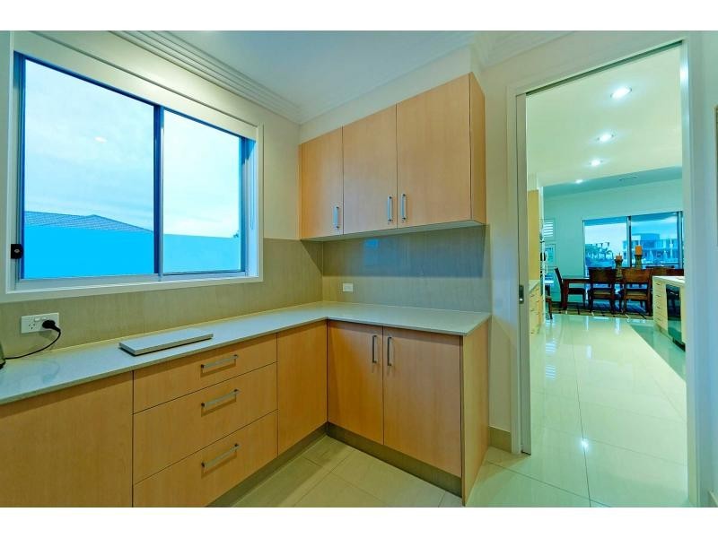 2327 Cressbrook Drive, Hope Island QLD 4212