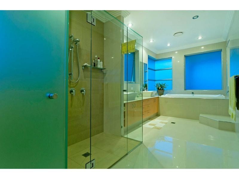 2327 Cressbrook Drive, Hope Island QLD 4212