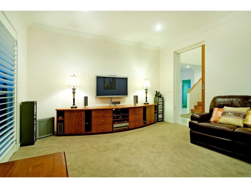 2327 Cressbrook Drive, Hope Island QLD 4212