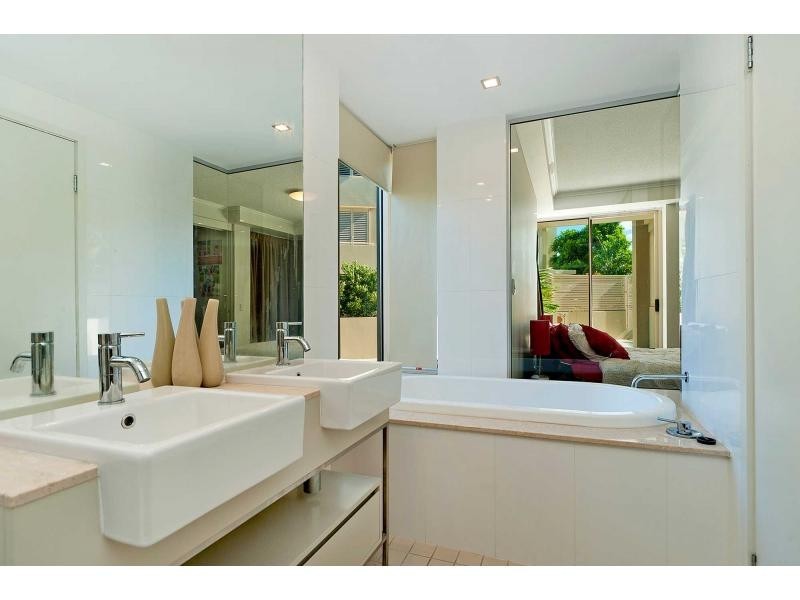 Unit 1718/2 Rialto Quay Drive, Hope Island QLD 4212