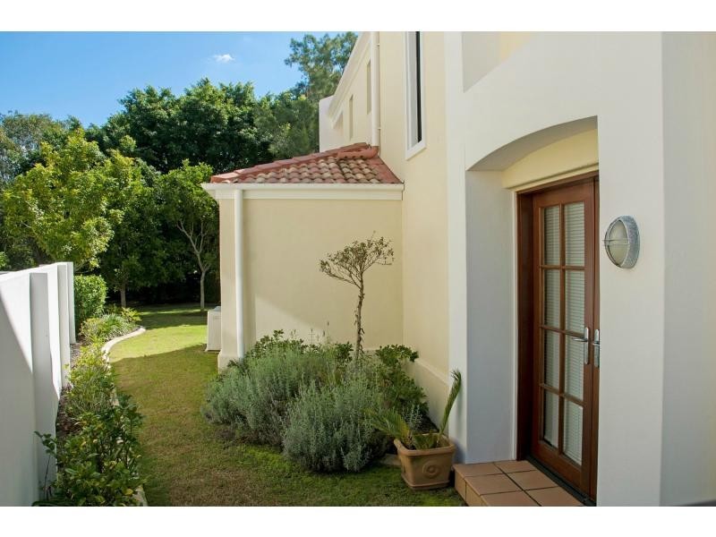 8862 Magnolia Drive East, Hope Island QLD 4212