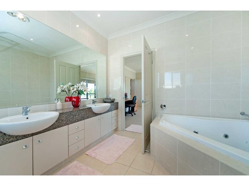 2144 Beaufort Way, Hope Island QLD 4212