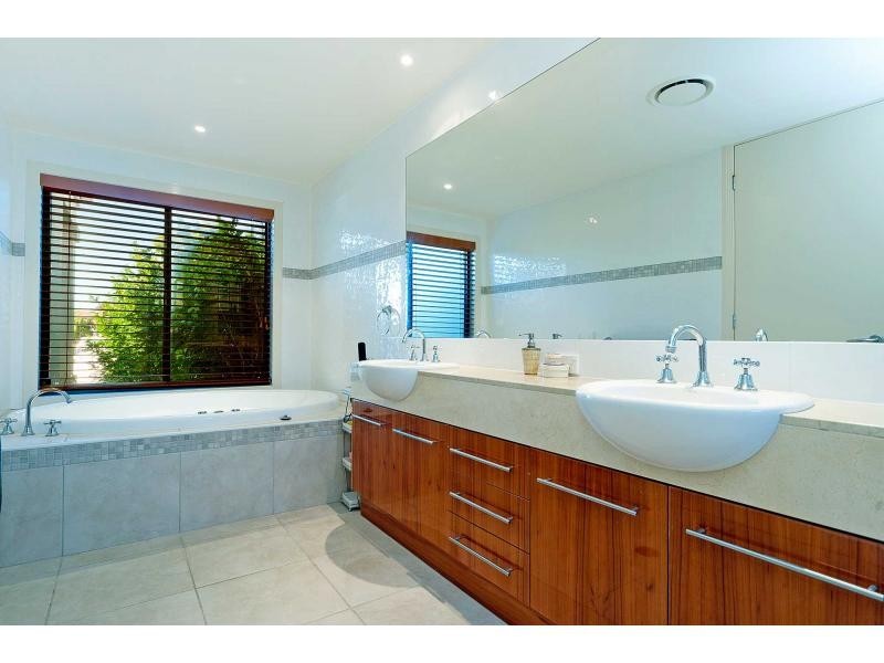 2140 Beaufort Way, Hope Island QLD 4212