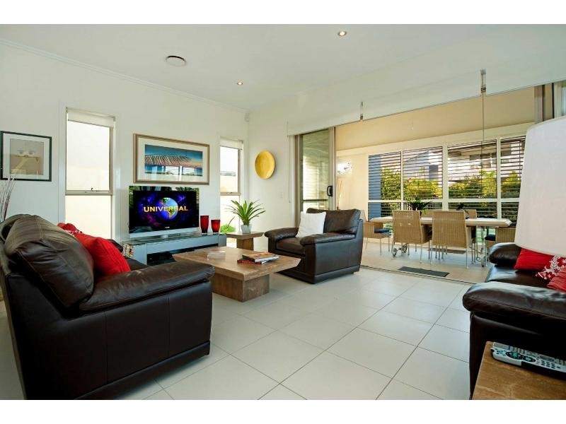 6137 Bolsena Circuit, Hope Island QLD 4212