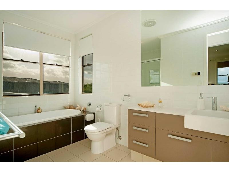 6137 Bolsena Circuit, Hope Island QLD 4212