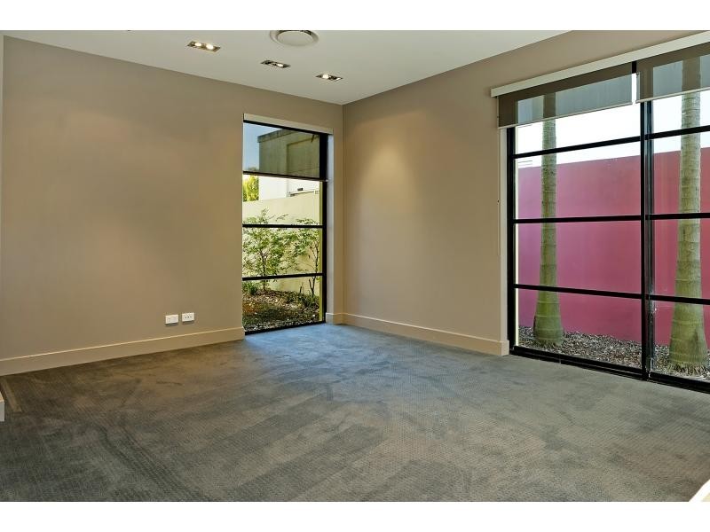 6004 The Lakes Drive, Hope Island QLD 4212