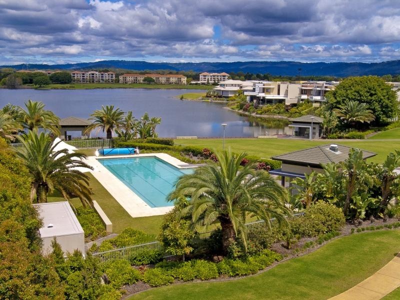 6004 The Lakes Drive, Hope Island QLD 4212