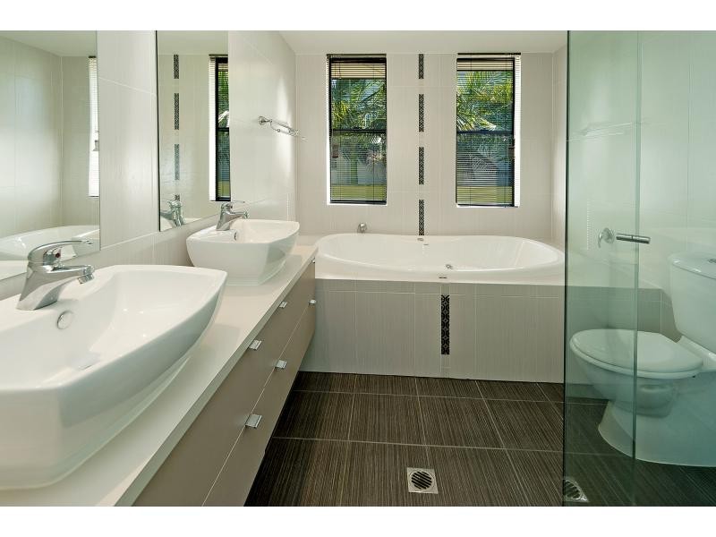 6004 The Lakes Drive, Hope Island QLD 4212