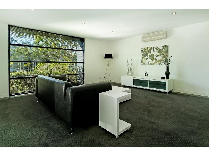 6004 The Lakes Drive, Hope Island QLD 4212