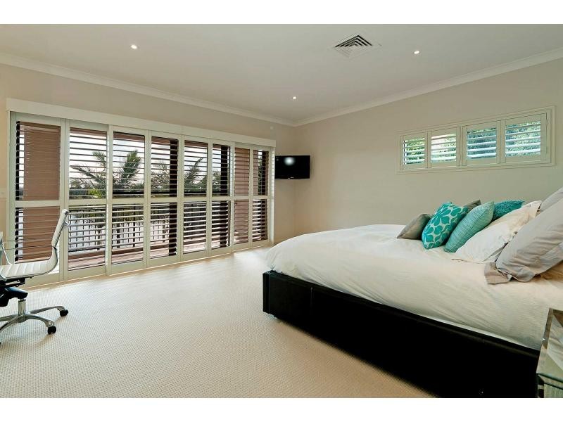 3136 Riverleigh Drive, Hope Island QLD 4212