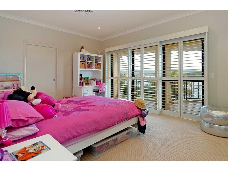 3136 Riverleigh Drive, Hope Island QLD 4212