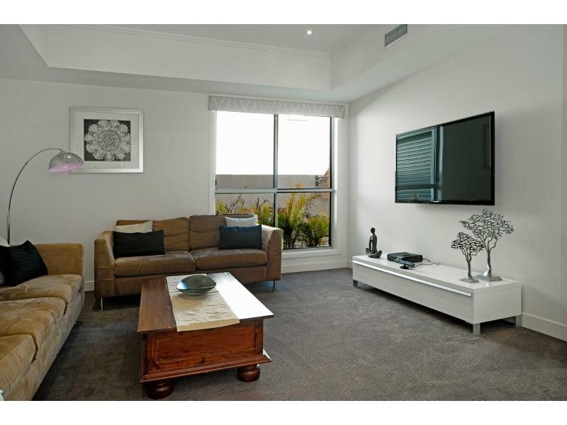 9102 Peter Senior Drive, Hope Island QLD 4212