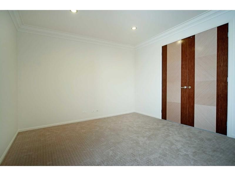 9113 Peter Senior Drive, Hope Island QLD 4212