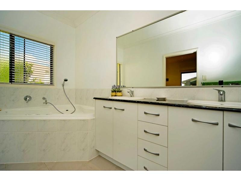 2560 Cressbrook Drive, Hope Island QLD 4212