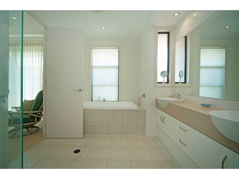 2350 Belmont Court East, Hope Island QLD 4212