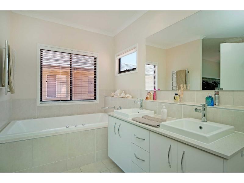 8606 Magnolia Drive East, Hope Island QLD 4212
