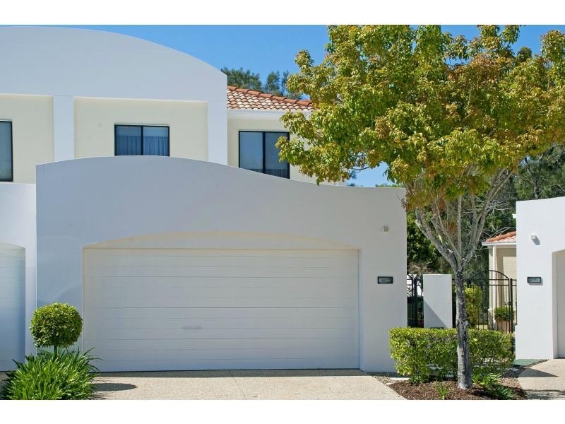 8877 Magnolia Drive East, Hope Island QLD 4212