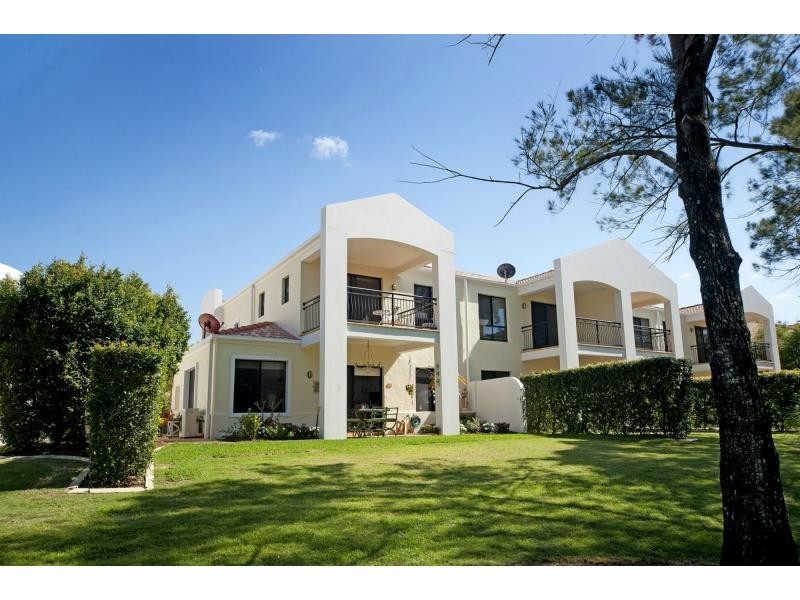 8877 Magnolia Drive East, Hope Island QLD 4212