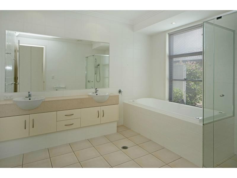 2349 Belmont Court East, Hope Island QLD 4212