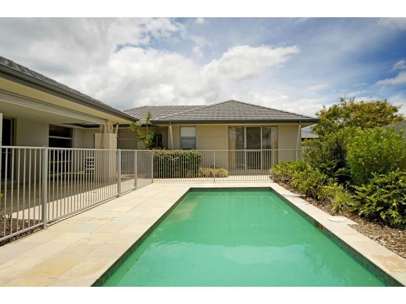 2349 Belmont Court East, Hope Island QLD 4212