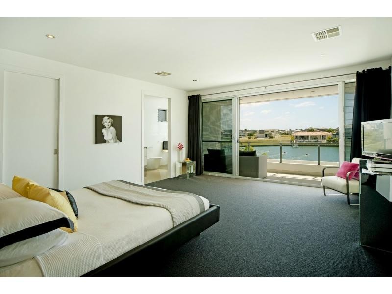 2232 Glengallon Way, Hope Island QLD 4212