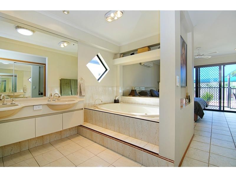10 Oyster Cove Promenade, Hope Island QLD 4212