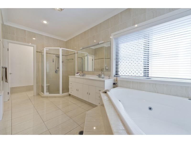 17 Eastpark Waters, Helensvale QLD 4212