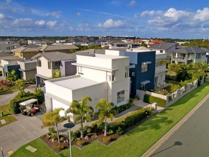 6137 Bolsena Circuit, Hope Island QLD 4212