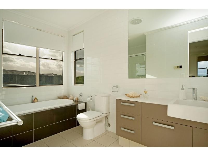 6137 Bolsena Circuit, Hope Island QLD 4212